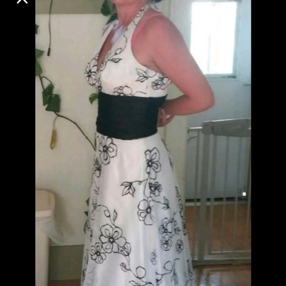 Prom dress - Picture 2 of 4